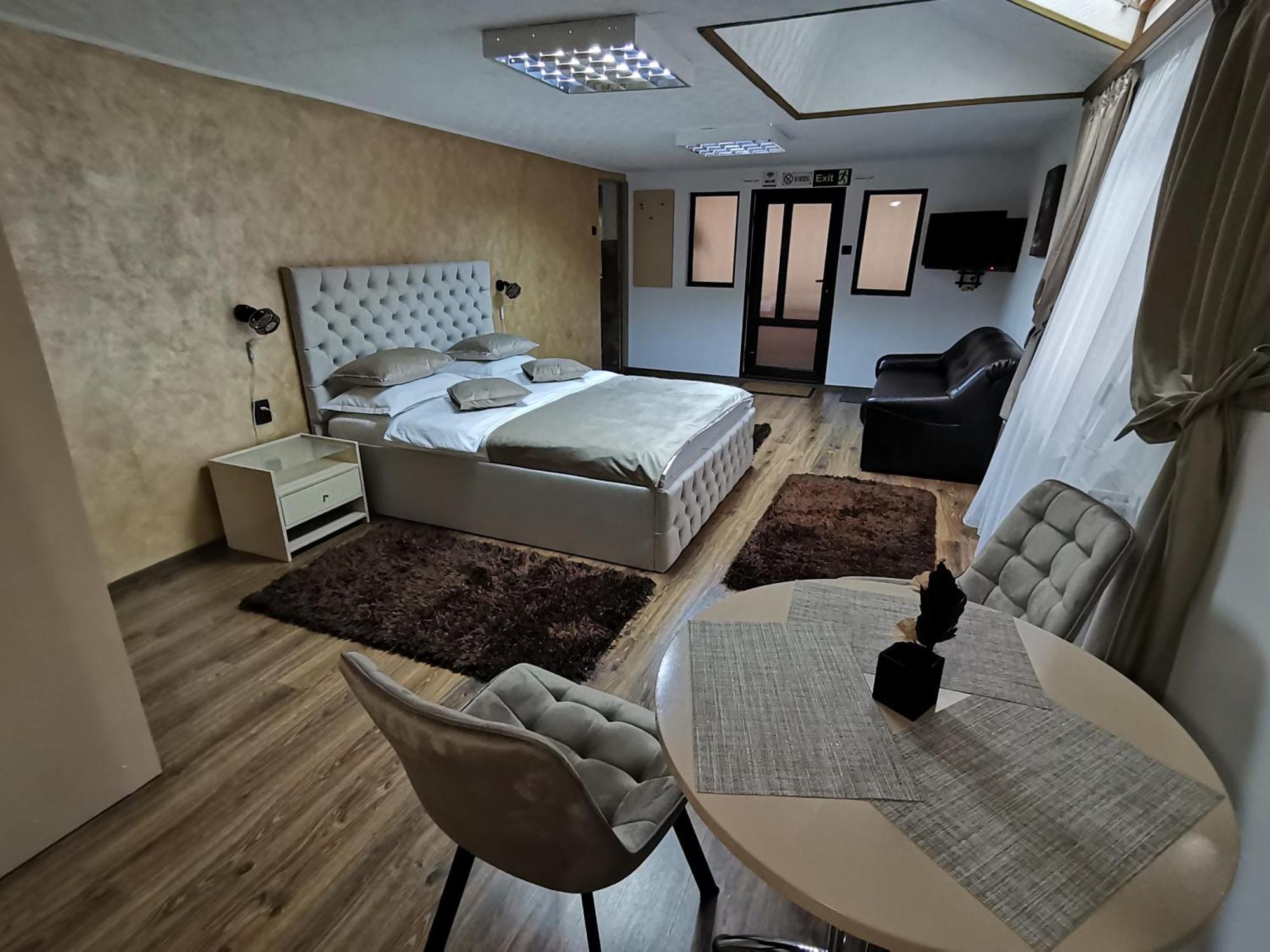 Shelby Accommodation -Adult Only- سِنايا المظهر الخارجي الصورة